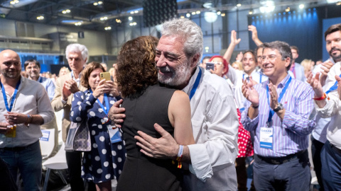 El director del Gabinete de la Presidencia de la Comunidad de Madrid, Miguel Ángel Rodríguez, abraza a la presidenta de Madrid Isabel Díaz Ayuso, el pasado 21 de mayo de 2022.