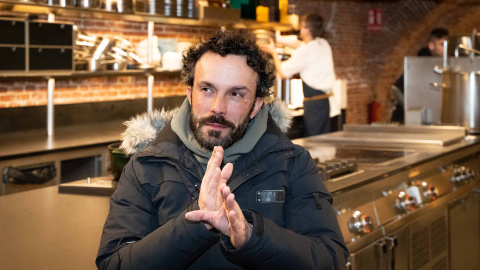 El chef Iván Domínguez, en su restaurante Xeito 19'20", en Madrid.