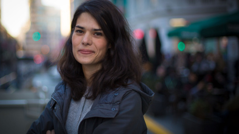 Isabel Serra, portavoz de la dirección de Podemos en la Comunidad de Madrid, diputada autonómica y candidata a la Secretaría General del partido en Madrid ciudad, retratada en la Gran Vía de Madrid. CHRISTIAN GONZÁLEZ