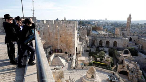 Judíos ultraortodoxos observan la Torre de David en la ciudad vieja de Jerusalén, Israel.- EFE