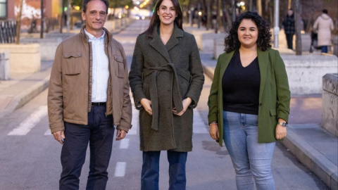 La candidata a la Alcaldía de Madrid, Rita Maestre, junto a Luis Nieto y Catalina Abell, de Verdes Equo.