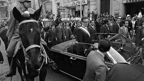 Salvador Allende, escoltado por Augusto Pinochet, en Santiago de Chile en 1970.