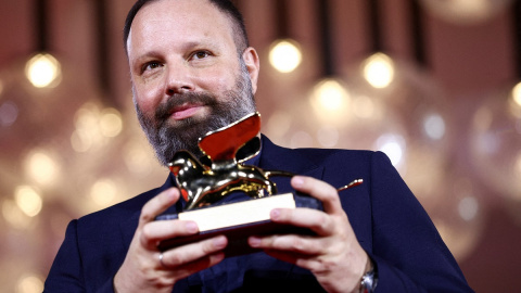 El director Yorgos Lanthimos posará con el Premio León de Oro a la Mejor Película por la película 'Poor Things'.