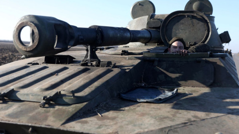 Un militar ucraniano se asoma desde un tanque en una carretera en la región de Donetsk, a 26 de enero de 2023.