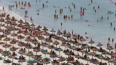 Turistas abarrotan la playa del Arenal, en Palma de Mallorca. REUTERS