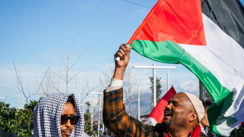 Personas ondean banderas palestinas en una manifestación bajo el lema "Detengan el genocidio" en solidaridad con el pueblo palestino, en Nápoles, Italia, el 15 de marzo de 2024.