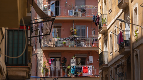 Fachada de un edificio de viviendas, a 17 de mayo de 2023, en Barcelona.