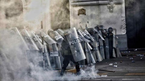 Manifestantes se enfrentan con la policía durante una nueva jornada de marchas contra la presidencia de Dina Boluarte en Lima a 26 de enero de 2023