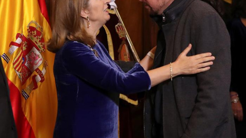 La presidenta de la Cámara Baja, Ana Pasto (c), saluda al líder de Podemos, Pablo Iglesias (d), durante la recepción que se celebra en el Congreso de los Diputados con motivo del Día de la Constitución. EFE/ Chema Moya