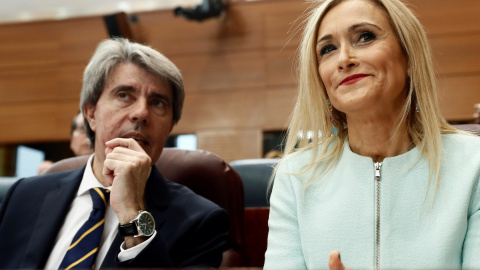 La expresidenta de la Comunidad de Madrid, Cristina Cifuentes, junto al presidente en funciones, Ángel Garrido. EFE