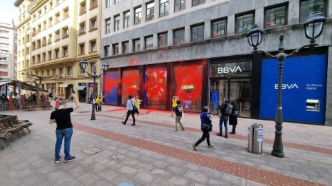 La sede del BBVA bañada en pintura roja