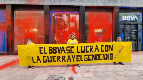 Los activistas frente a la sede del BBVA en Bilbao este domingo.