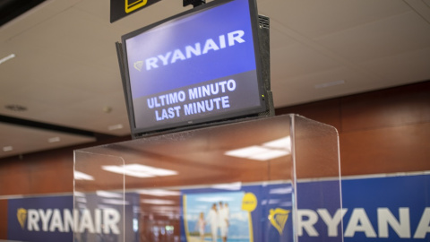 27/01/2022. Una pantalla de Ryanair en el Aeropuerto Barcelona-El Prat, a 8 de agosto de 2022.