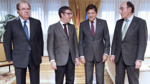 El ministro de Energía, Álvaro Nadal (2i.), y el presidente de Iberdrola, Ignacio Sánchez Galán (d.), con los presidentes autonómicos de Castilla y León y de Asturias (Juan Vicente Herrera y Javier Fernández), en un reciente encuentro en Madrid. EF