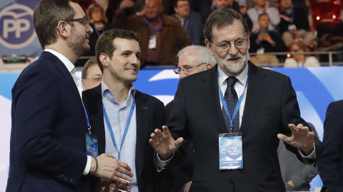 Mariano Rajoy, presidente del Gobierno y del PP, junto a los vicesecretarios Javier Maroto y Pablo Casado, en la primera jornada del XVIII Congreso nacional del partido. EFE/Javier Lizón