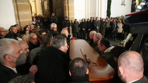 El féretro de Diego Valencia, el sacristán asesinado en Algeciras, llega a la Iglesia de Nuestra Señora de La Palma donde se instalará la capilla ardiente a 26 de enero del 2023 en Algeciras (Cádiz, Algeciras, España)