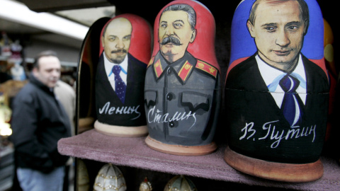 Souvenirs con el retrato de Lenin, Stalin y Putin./REUTERS