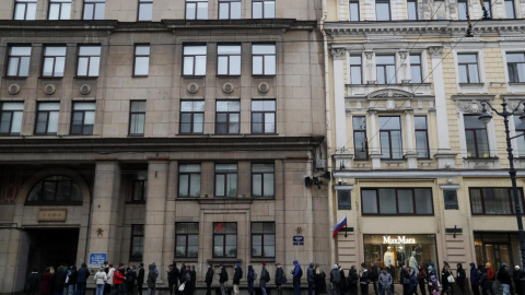 Ciudadanos rusos hacen cola en un colegio electoral para votar durante las elecciones presidenciales en San Petersburgo, Rusia. 17-03-2024