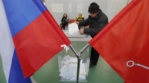 Un ciudadano ruso deposita su voto durante las elecciones presidenciales en San Petersburgo, Rusia. 15-03-2024.