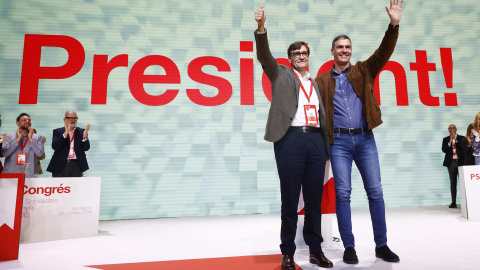 El presidente del Gobierno, Pedro Sánchez (d) , y el primer secretario del PSC, Salvador Illa (i), saludan durante la clausura del XV Congreso de los socialistas catalanes, celebrado el fin de semana en Barcelona.