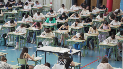 Estudiantes realizan uno de los exámenes de la EBAU del curso académico 2021-2022, en el polideportivo de la UR, el 1 de junio de 2022, en Logroño, La Rioja (España).