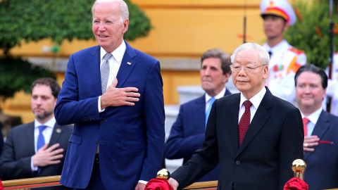 El secretario general del Partido Comunista vietnamita Nguyen Phu Trong y el presidente estadounidense Joe Biden revisan la guardia de honor en el Palacio Presidencial en Hanoi, Vietnam, 10 de septiembre 2023.