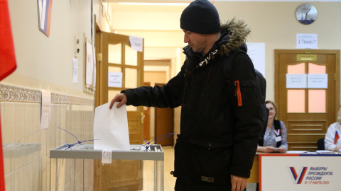 Un ciudadano ruso deposita su voto durante las elecciones presidenciales en San Petersburgo, Rusia, este sábado, 16 de marzo de 2024.