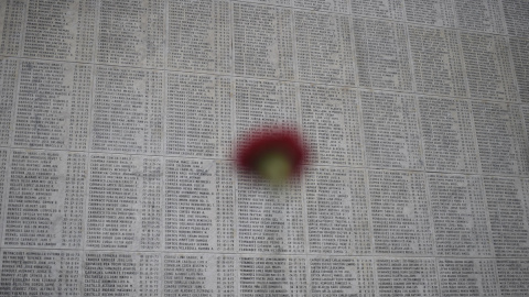 Monolito con los nombres de los prisioneros que desaparecieron durante la dictadura militar chilena, en Santiago, a 10 de septiembre de 2023.