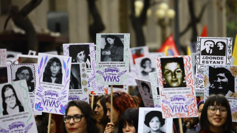 Manifestantes muestran retratos de desaparecidos durante una manifestación por los 50 años del golpe de Estado en Chile, a 10 de septiembre de 2023.