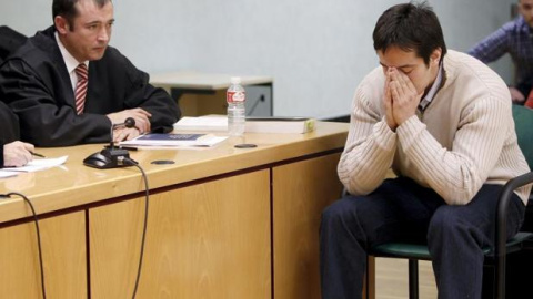 José Diego Yllanes (d), autor confeso de la muerte de Nagore Laffage, durante el juicio en Pamplona - Efe