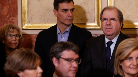 El secretario general del PSOE, Pedro Sánchez y el presidente de la Junta de Castilla y León, Juan Vicente Herrera, durante a la recepción que se celebra en el Congreso de los Diputados con motivo del Día de la Constitución. EFE/Chema Moya