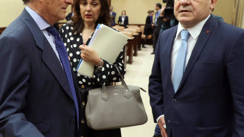 Jesús Sepúlveda, exalcalde de Pozuelo de Alarcón y exmarido de Ana Mato, junto a los diputados del PP Francisco Molinero y Beatriz Escudero antes de su comparencia ante la Comisión de investigación de la financiación del PP. EFE/ J.J.Guillen