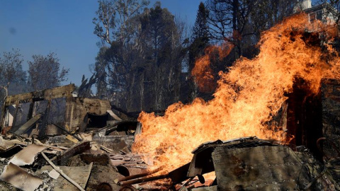 Una casa se consume por un incendio hoy, miércoles 6 de diciembre de 2017, en Bel Air, California.- EFE