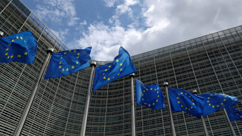 Las banderas de la Unión Europea ondean frente a la sede de la Comisión Europea en Bruselas.