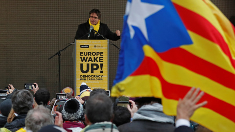 Carles Puigdemont habla en la manifestación a favor de la independencia de Catalunya celebrada en Buselas. REUTERS/Yves Herman