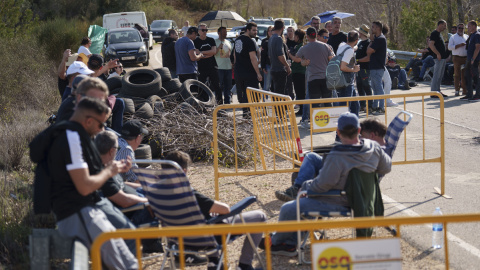 Protesta de funcionarios de prisiones cerca de la cárcel de Puig de les Basses, en Figueres.