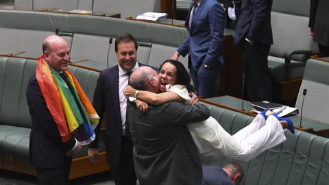 l diputado liberal Warren Entsch (c-i) coge en brazos a la diputada Linda Burney (c-d) mientras celebran la aprobación del matrimonio entre personas del mismo sexo en el Parlamento en Canberra (Australia) hoy, 7 de diciembre de 2017. El Parlamento austra