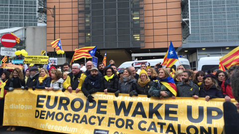 Capçalera de la manifestació 'Europe: Wake Up', al seu pas davant el Parlament Europeu, amb Agustí Alcoberro, Marcel Mauri, Marta Rovira, Meritxell Serret, Elsa Artadi i Núria de Gispert, entre d'altres. / Marià de Delàs.