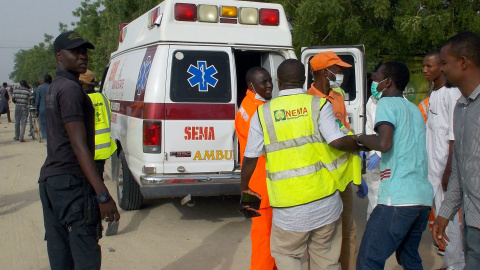 Los trabajadores de rescate en el sitio de un ataque de militantes de Boko Haram el viernes 27 de abril en la ciudad noreste de Maiduguri/Reuters