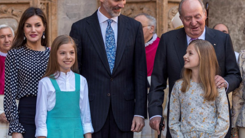 Los reyes Felipe y Letizia, sus hijas, la princesa Leonor y la infanta Sofía, y el rey Juan Carlos, en la misa de Pascua. / EFE