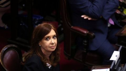 La expresidenta argentina Cristina Fernandez de Kirchner, durante la ceremonia de jura de los nuevos senadores, en Buenos Aires. REUTERS/Marcos Brindicci