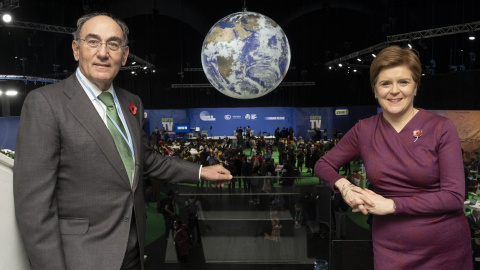 El presidente de Iberdrola, Ignacio Sánchez Galán, con la primera ministra de Escocia, xxxx, en la Conferencia de las Naciones Unidas sobre Cambio Climático de 2021 (COP26), celebrada en Glasgow.