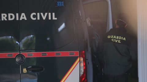 Un Guardia Civil saca de un furgón policial a César Román Viruete para declarar en un juicio celebrado en la Audiencia Provincial de Madrid, a 12 de mayo de 2021, en Madrid.