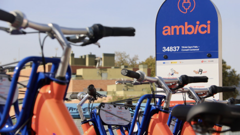 Bicicletes aparcades al servei AMBici de Sant Feliu de Llobregat