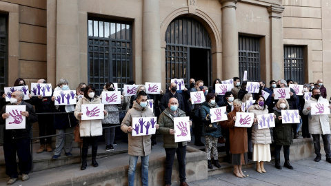 Momento de la concentración celebrada este miércoles por los sindicatos UGT y CCOO frente a la sede que comparten ambos sindicatos en repulsa del asesinato en Tudela de Sara Pina, a 12 de enero, Pamplona.