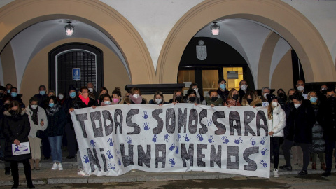 Vecinos de Cortes, la localidad de la que era originaria Sara Pina, la mujer asesinada en Tudela supuestamente por su marido, se han concentrado hoy martes para expresar su "rechazo y condena a cualquier forma de violencia contra las mujeres y su apoyo y