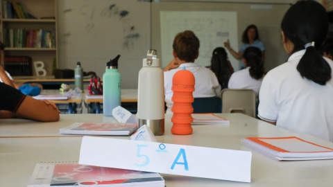 Una profesora da clase el día del inicio del curso en el colegio de la Alameda de Osuna, a 5 de septiembre de 2022, en Madrid (España).