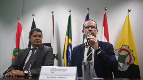 El interventor federal en la seguridad pública del Distrito Federal, Ricardo Cappelli (d), y el nuevo secretario de Seguridad del Distrito Federal, Sandro Avelar (i), en Brasilia (Brasil), a 27 de enero.