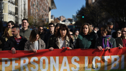 La ministra de Igualdad, Ana Redondo (c), y la portavoz del PSOE en el Ayuntamiento de Madrid, Reyes Maroto (d), durante una manifestación en defensa de la Ley LGTBI y la Ley Trans de la Comunidad de Madrid, a 17 de diciembre de 2023,