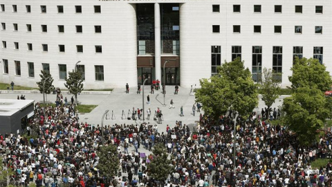 Cientos de personas frente al Palacio de Justicia de Navarra  EFE/ Jesus Diges